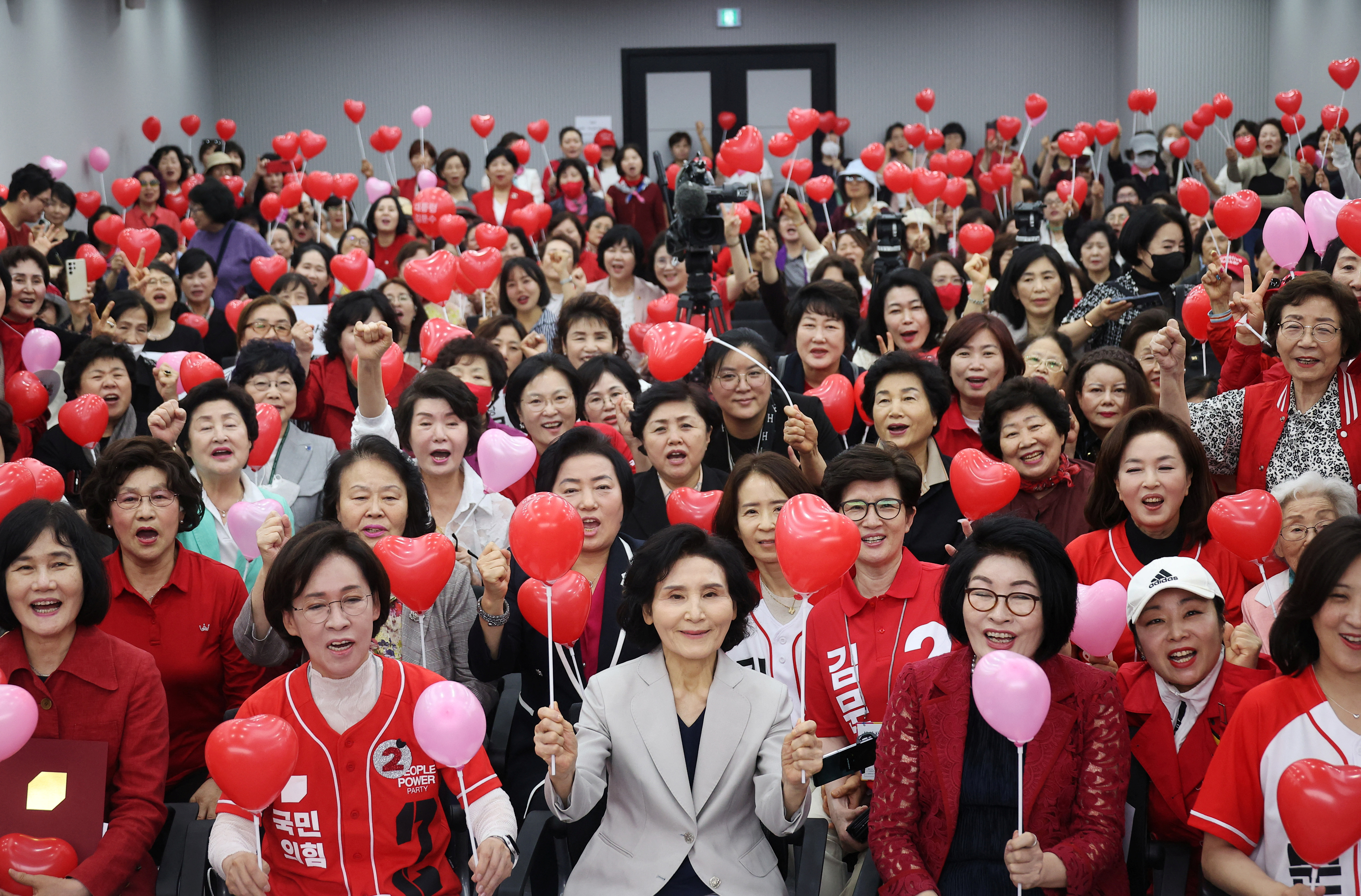 Political spouses on South Korea election campaign trail