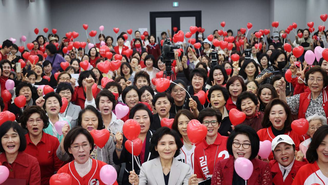 Political spouses on South Korea election campaign trail