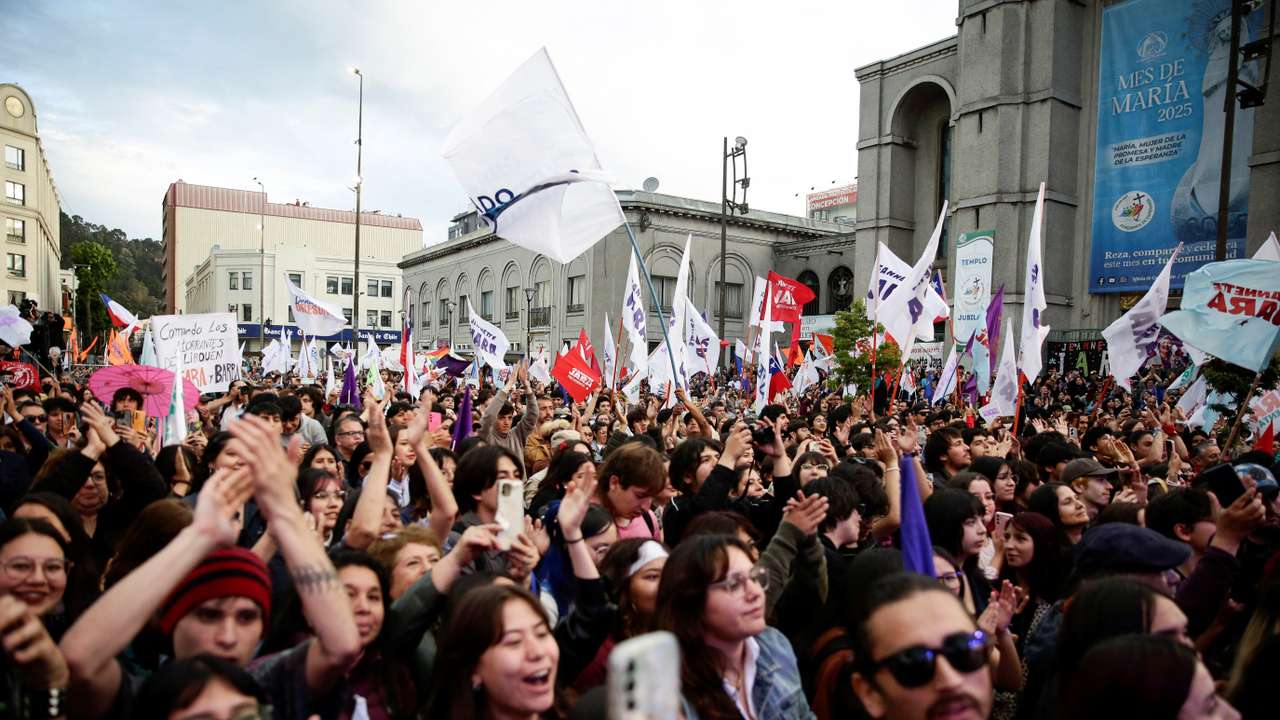 Supporters applaud and cheer during one of the final rallies of Chilean presidential candidate for the Communist Party and the ruling left-wing coalition Jeannette Jara, ahead of the November 16 presidential election in Concepcion, Chile, November 7, 2025. REUTERS/Juan Gonzalez