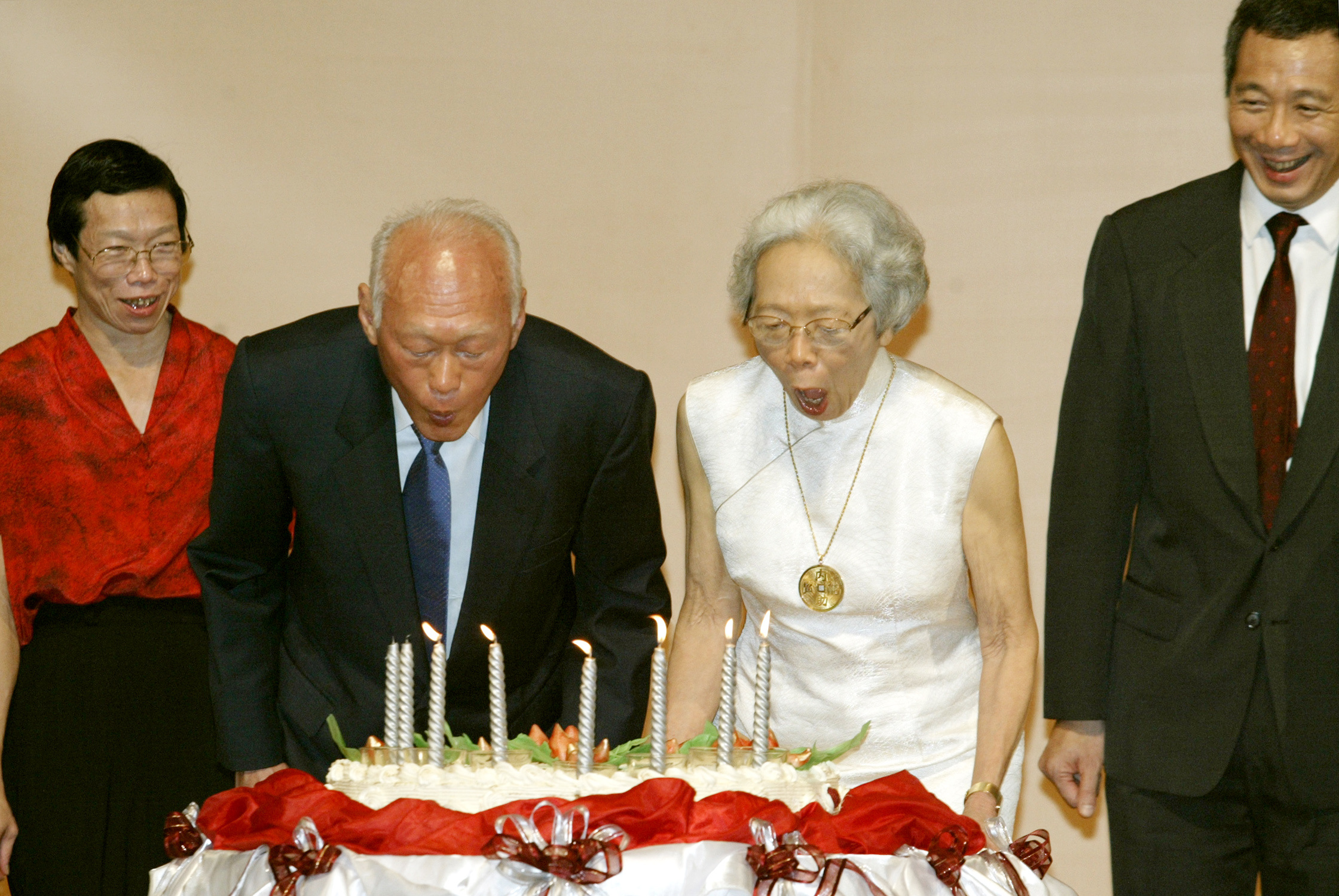 LEE KUAN YEW AND HIS WIFE KWA GEOK CHOO CELEBRATES LEE'S 80TH BIRTHDAY
IN SINGAPORE.