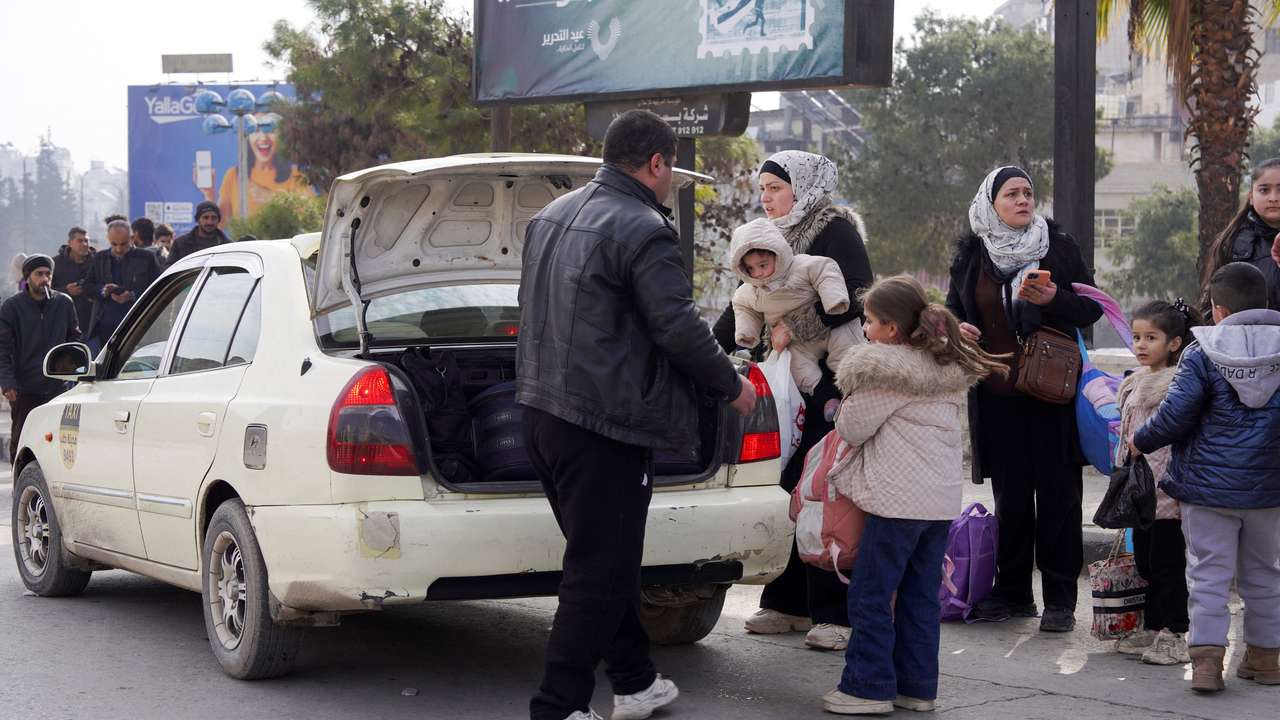 Civilians flee following renewed clashes between the Syrian army and the Syrian Democratic Forces