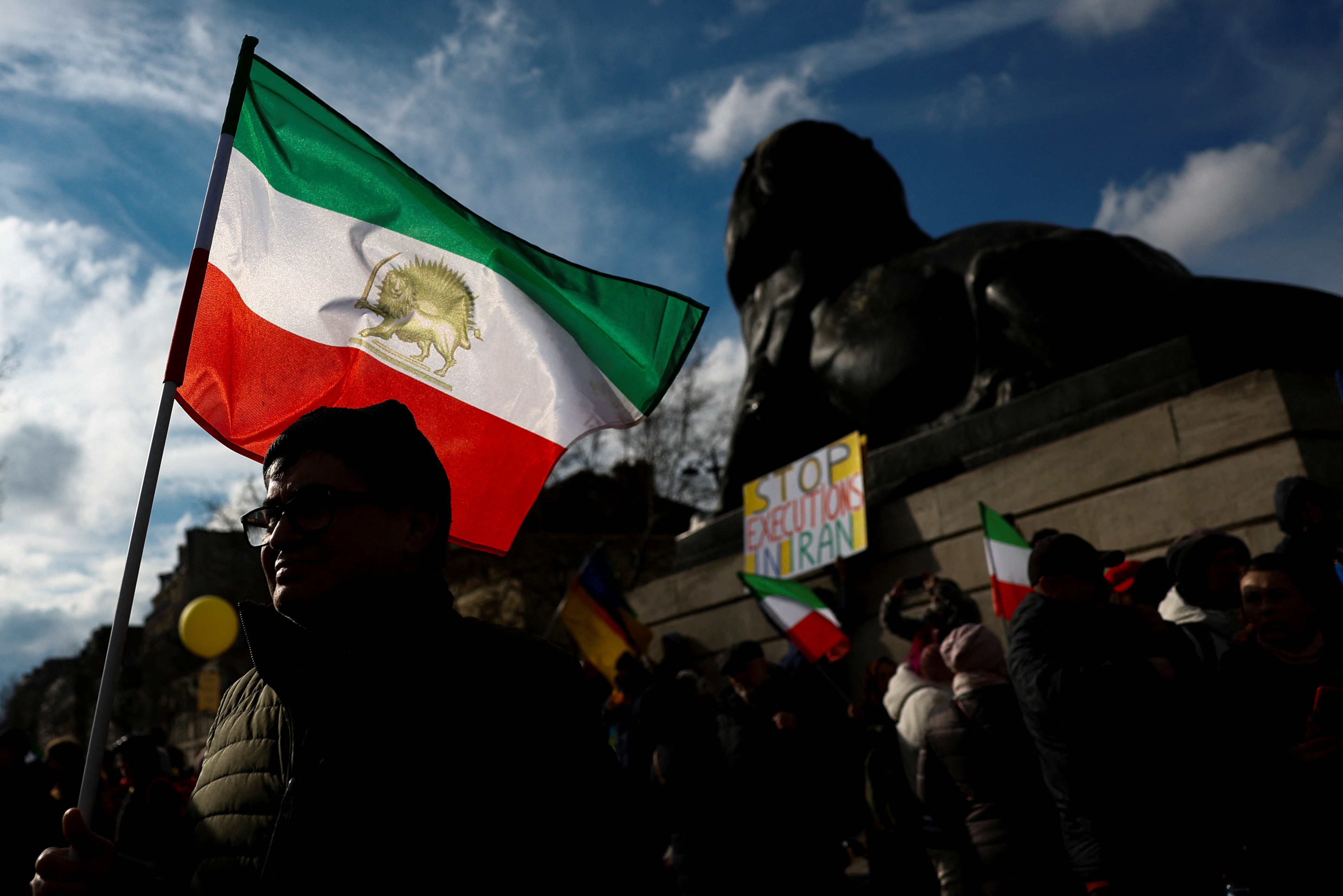 Iranian opposition group gather to protest in Paris