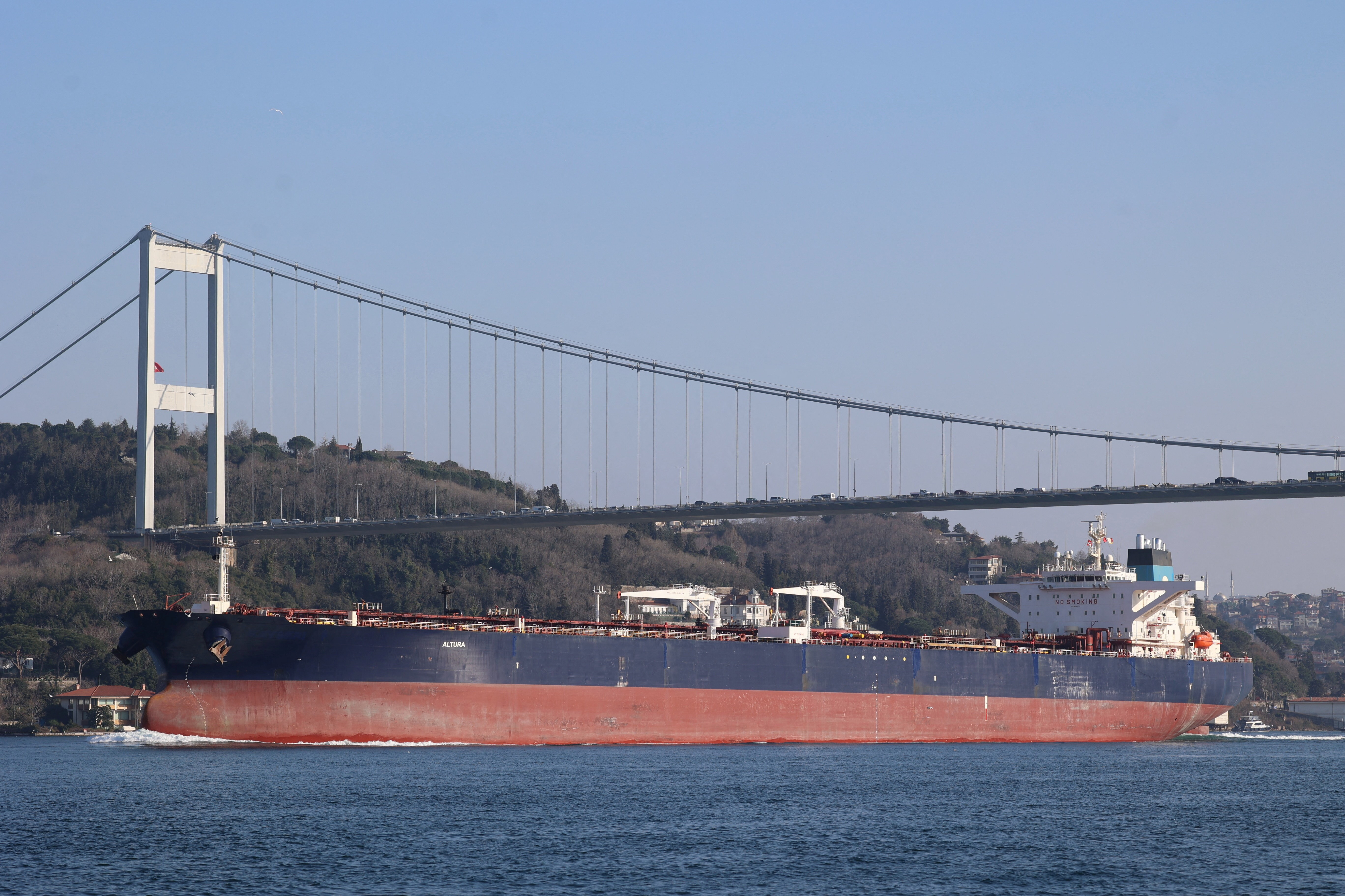 Crude oil tanker Altura transits Istanbul's Bosphorus