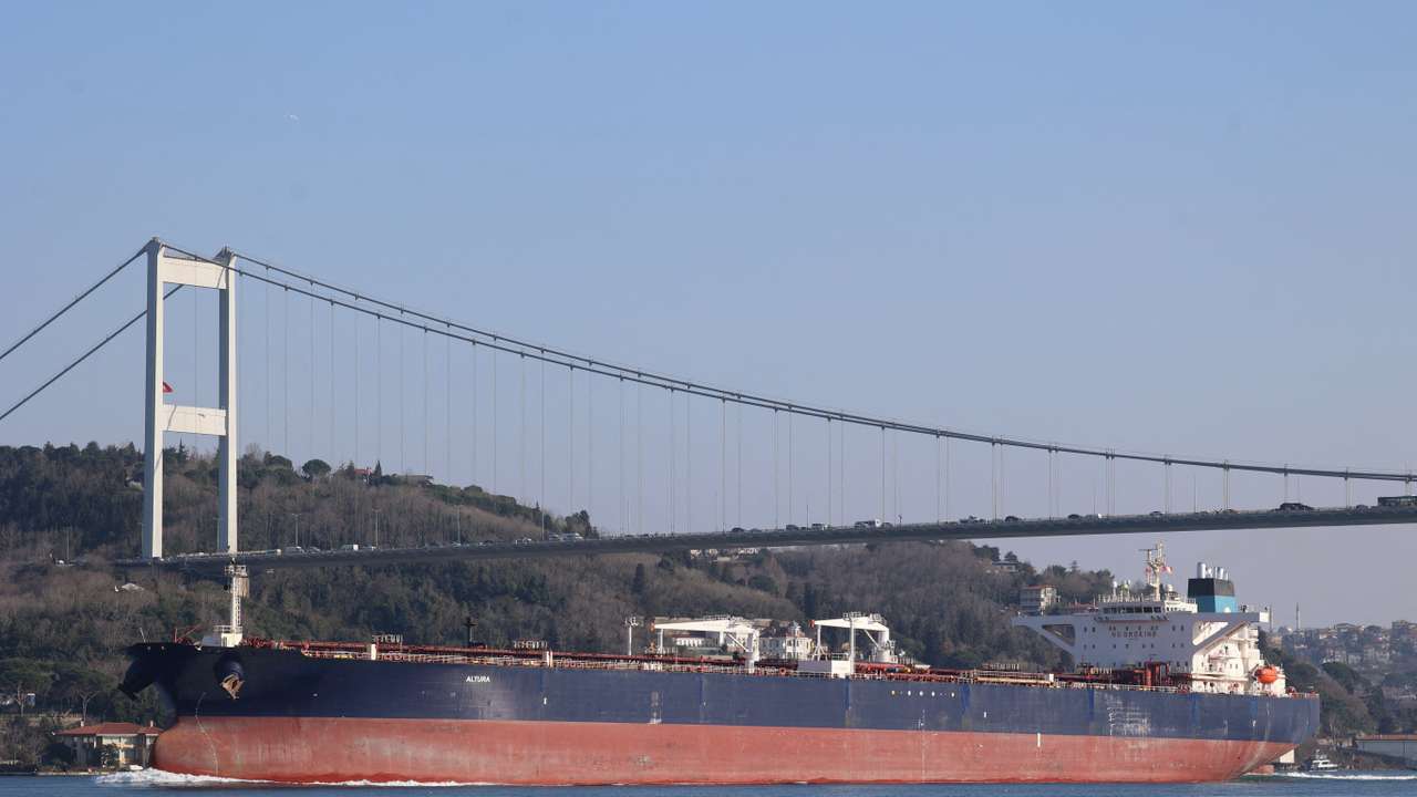 Crude oil tanker Altura transits Istanbul's Bosphorus