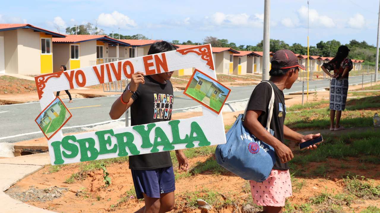 Panama indigenous families leave homes vanishing under rising seas