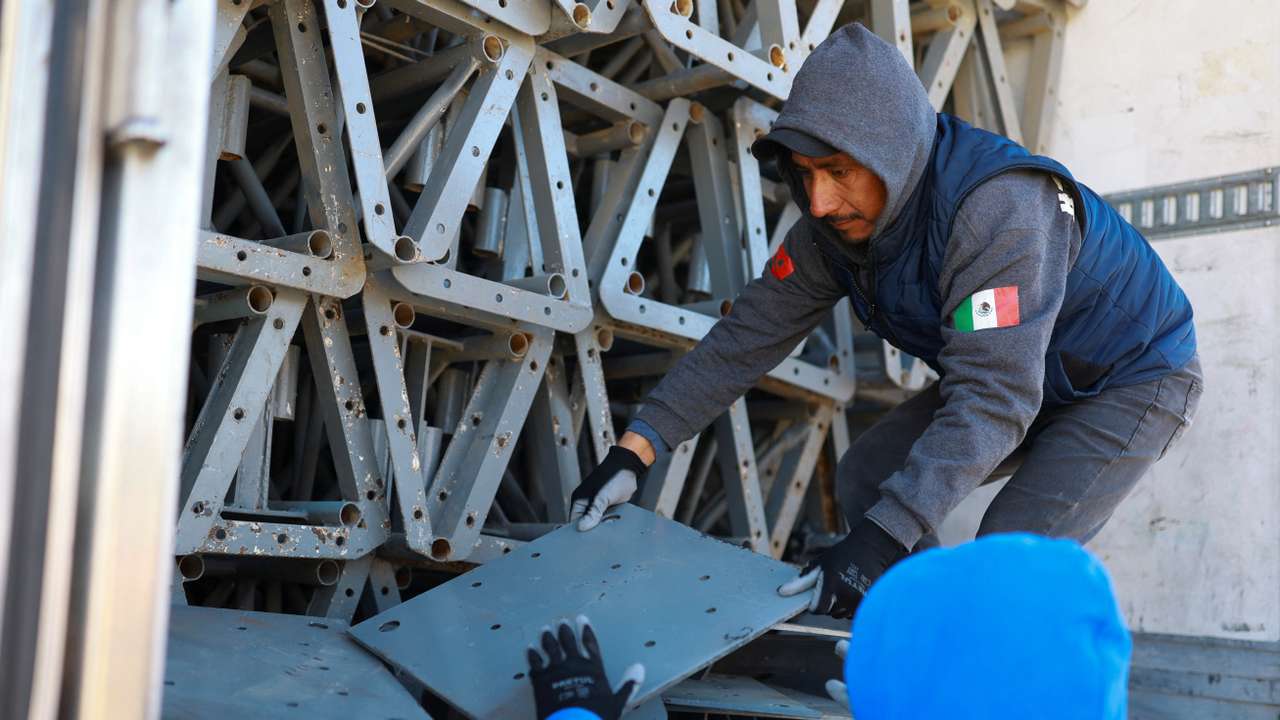 Building of a temporary shelter for migrants deported from the United States, in Ciudad Juarez