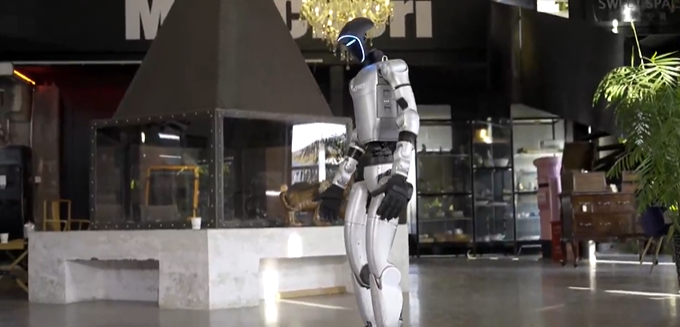 Humanoid robot performs kip up