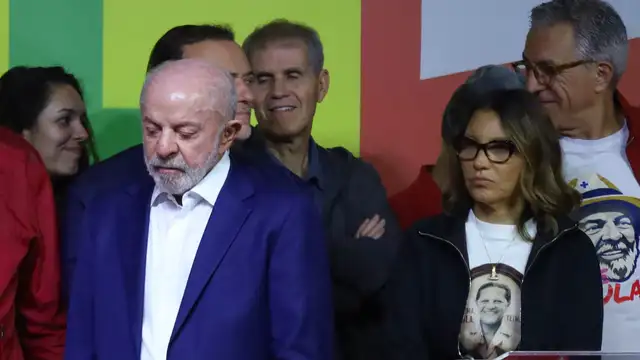 O presidente brasileiro e candidato à presidência Luiz Inácio Lula da Silva discursa após o primeiro turno das eleições presidenciais em São Paulo, Brasil, em 4 de outubro de 2026.