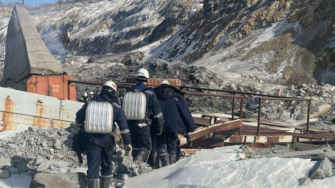 Rescuers battle rubble and water in race to save 13 trapped Russian miners