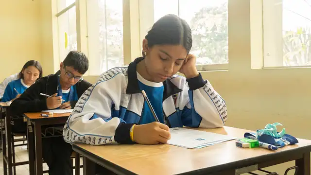 Estudantes fazem prova em escola peruana