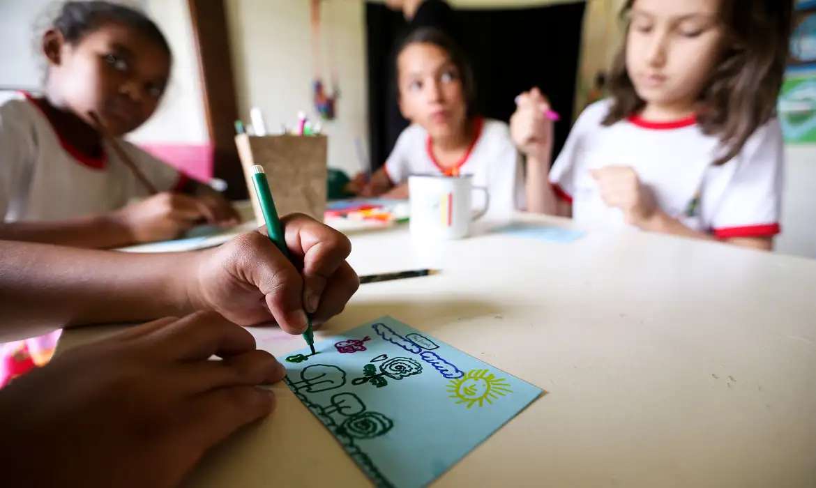 Crianças em escola brasileira