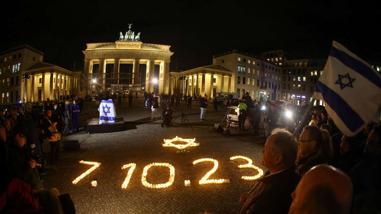 People commemorate the victims of Hamas' attack in front of Brandenburg gate in Berlin