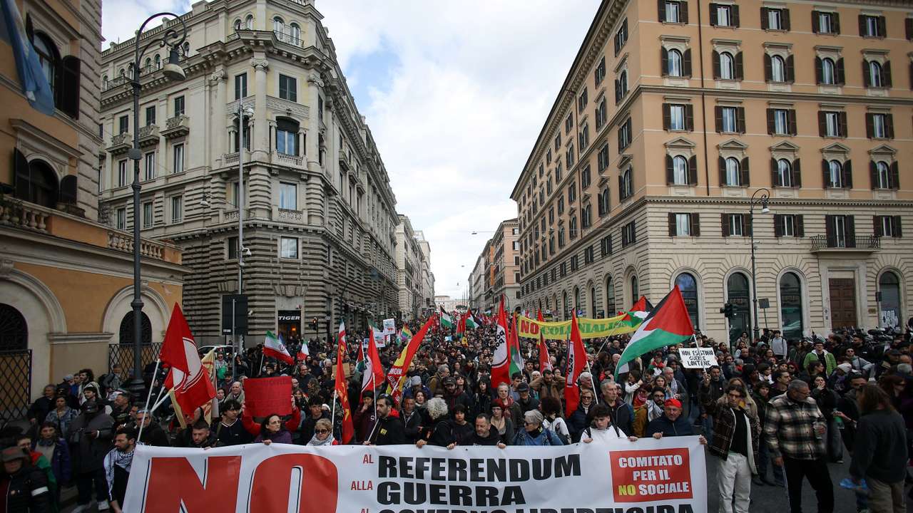 Thousands protest in Rome backing "No" campaign ahead of Italy judicial reform referendum
