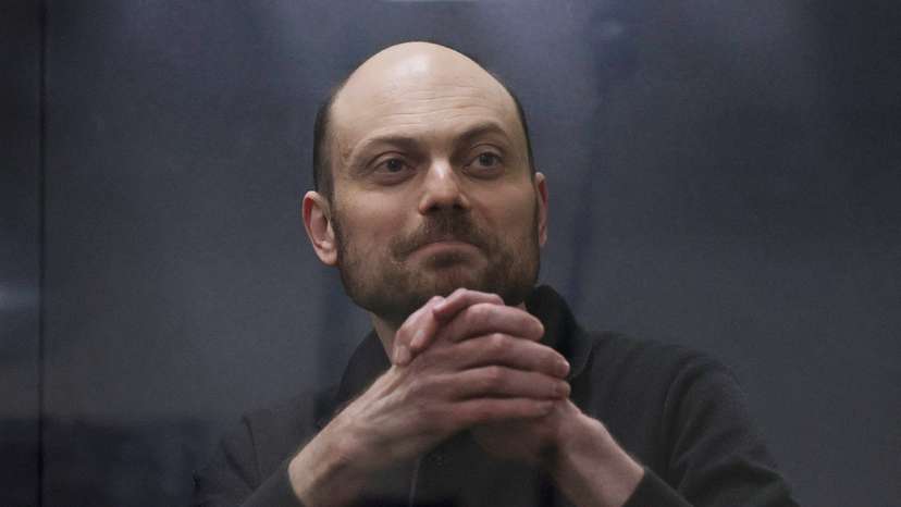Russian opposition figure Vladimir Kara-Murza attends a court hearing in Moscow