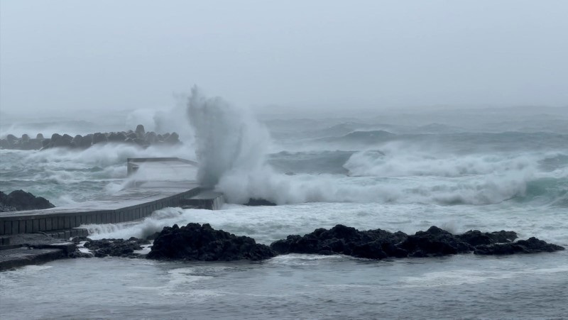 Waves crash amid Typhoon Ampil
