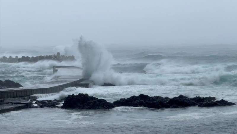 Waves crash amid Typhoon Ampil