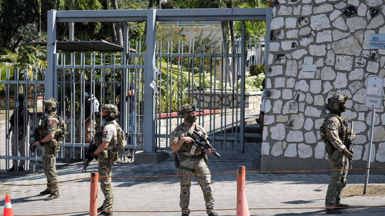 Canadian soldiers guard the Canadian embassy in Port-au-Prince