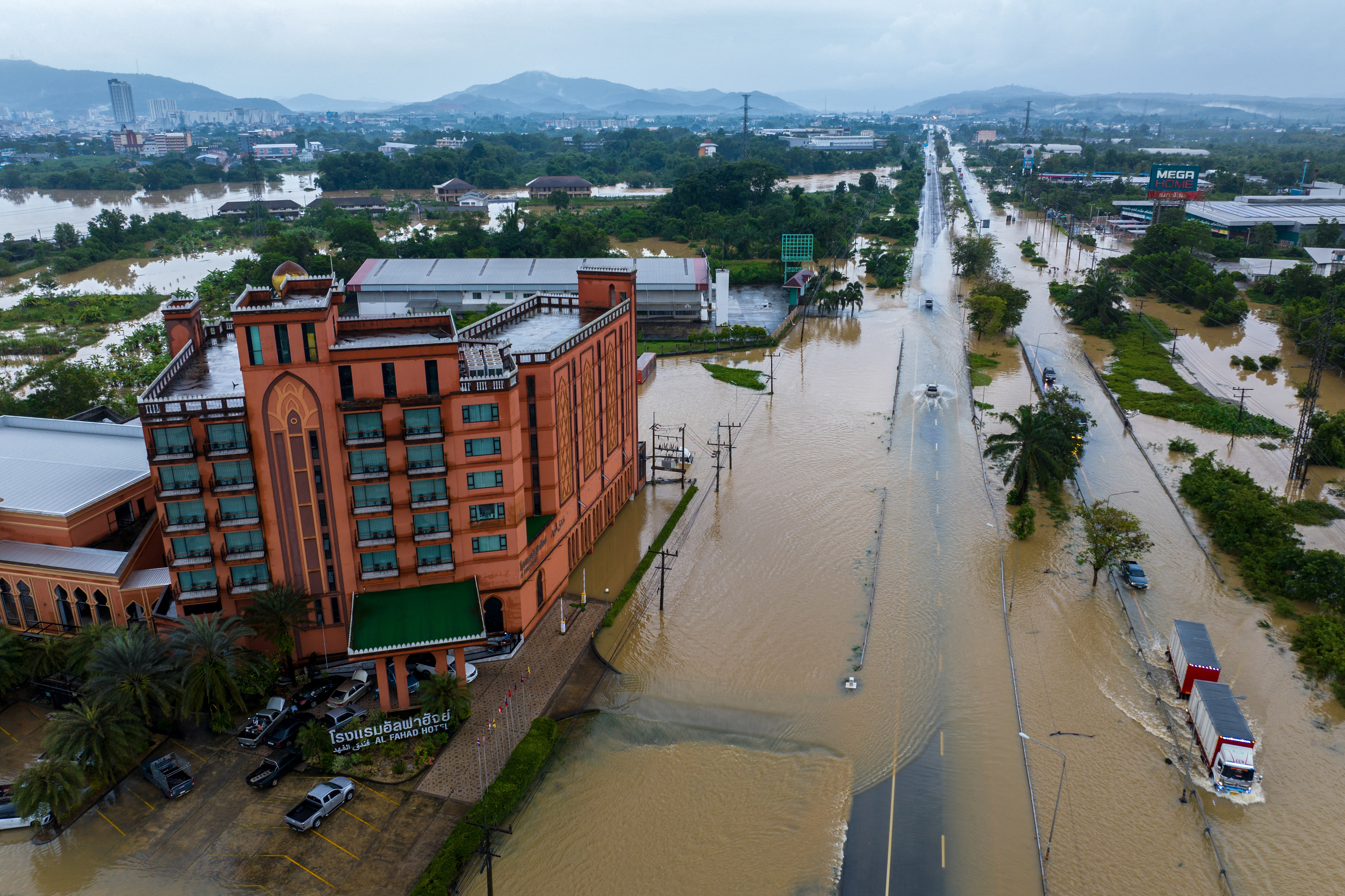 Thailand and Malaysia face worst floods in decades