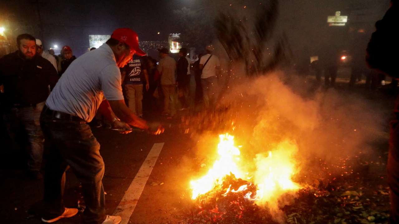 Protests outside the National Electoral Council (CNE), in Tegucigalpa