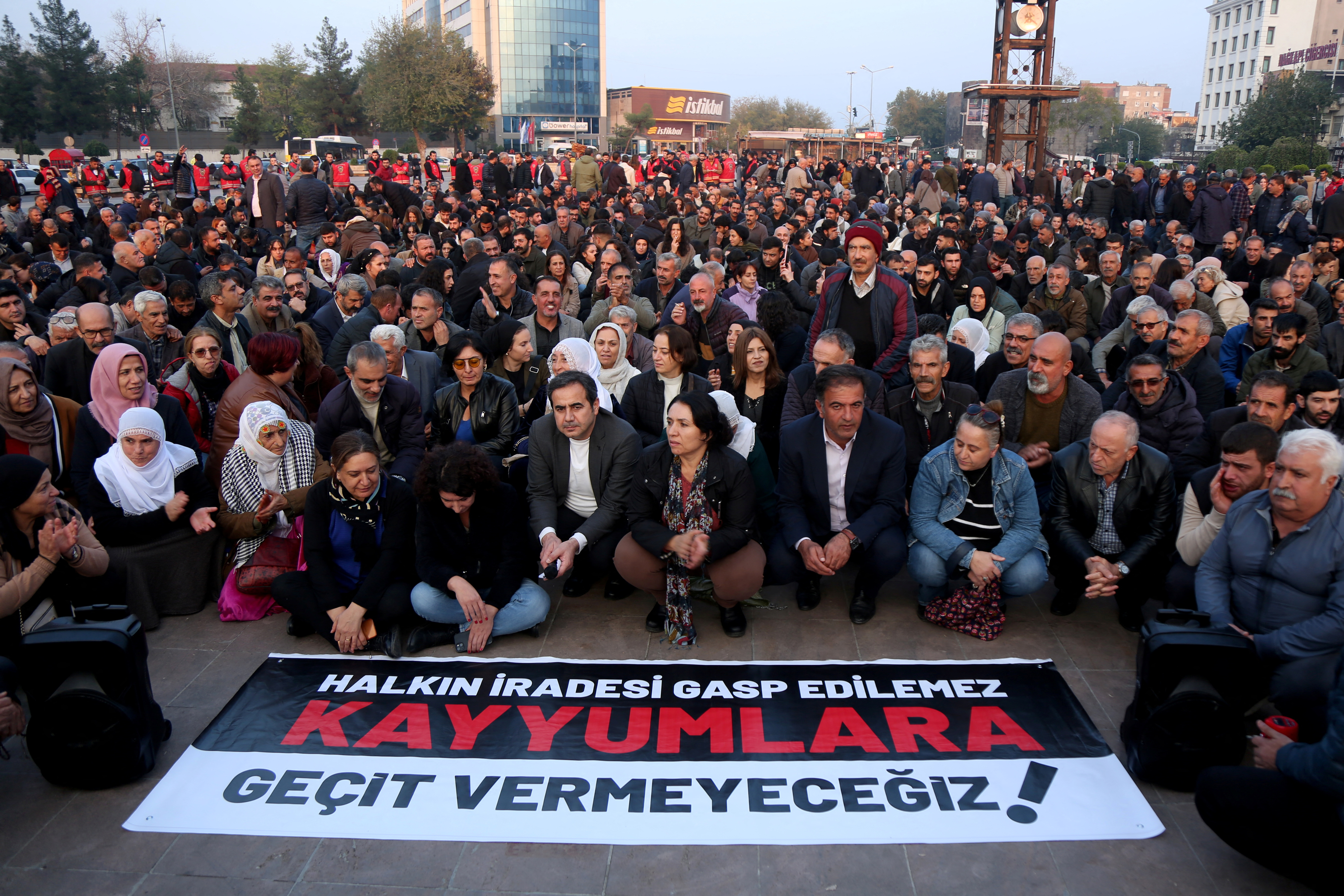 Protest against dismissal of mayors, in Diyarbakir