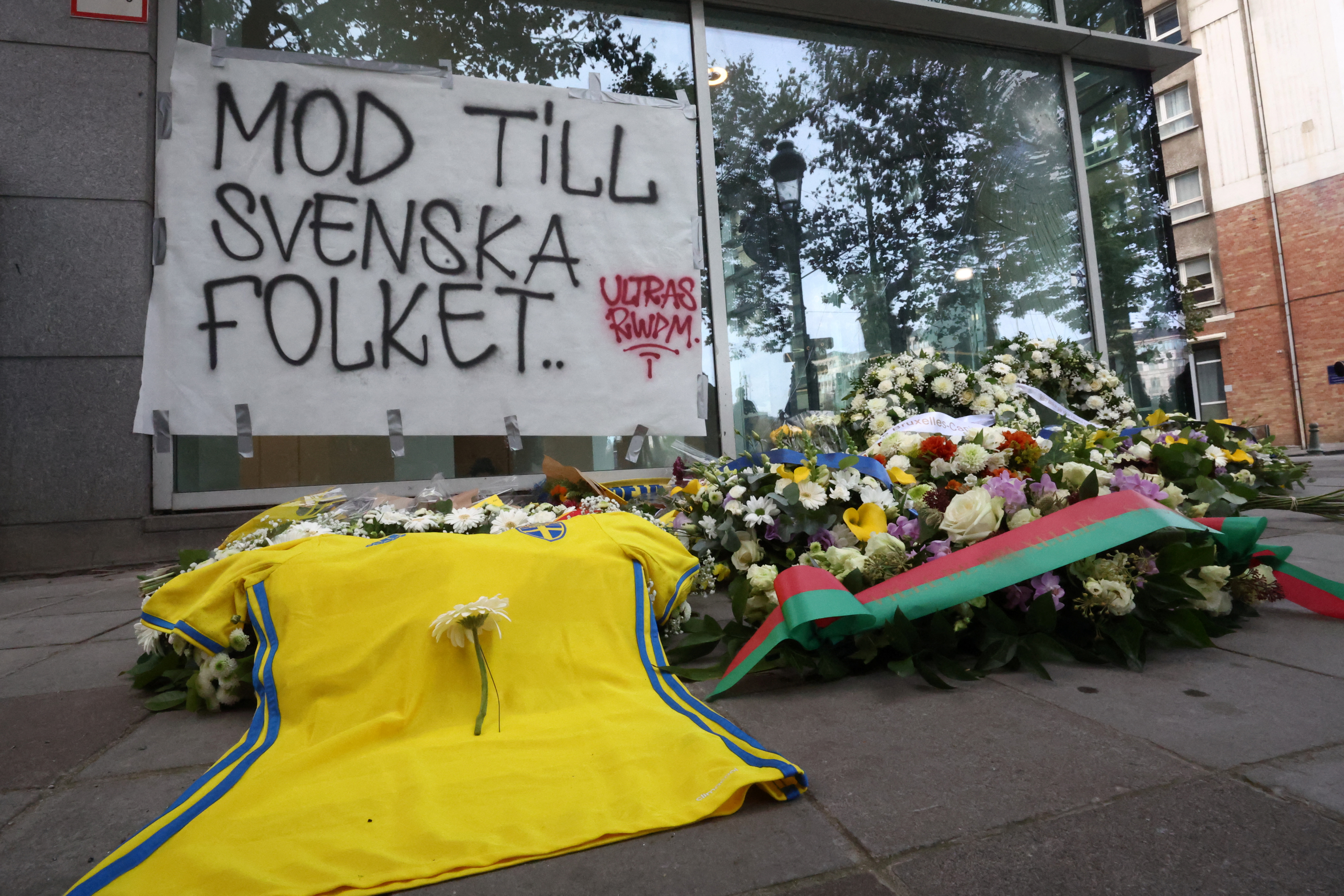 Swedish PM Kristersson and Belgian PM De Croo pay tribute to the victims of the shooting in Brussels