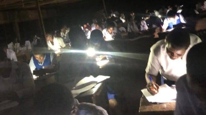 Nigerian students write WAEC in candlelight