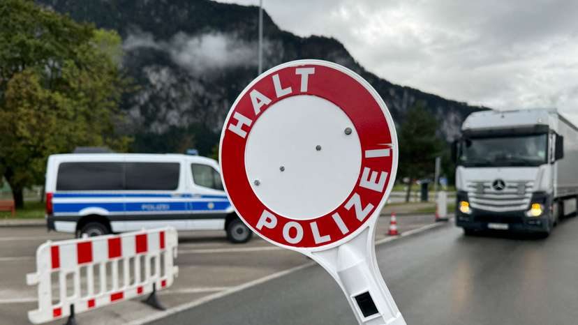 German police conduct random checks at border with Austria, soon to be introduced at all land frontiers