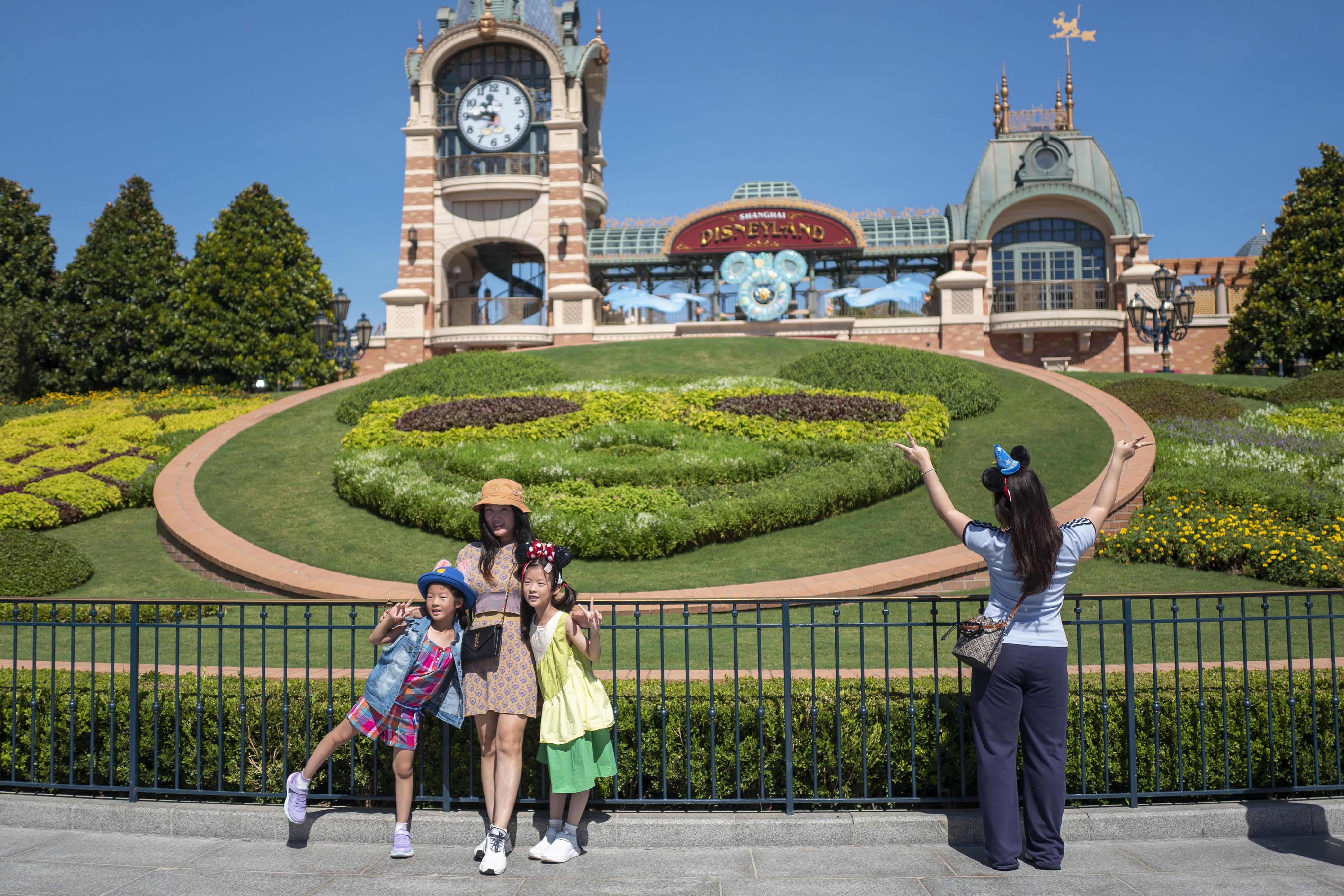 Tourists flock to Shanghai Disneyland