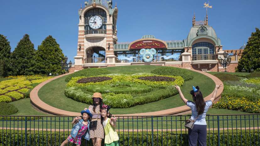 Tourists flock to Shanghai Disneyland