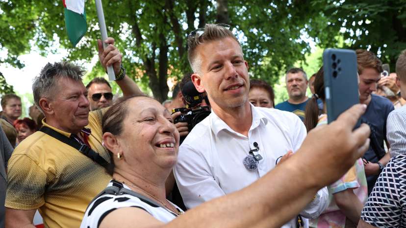 Kiss takes a selfie with Magyar, former government insider and leader of the Respect and Freedom (TISZA) Party at an EP election campaign tour in Paszto
