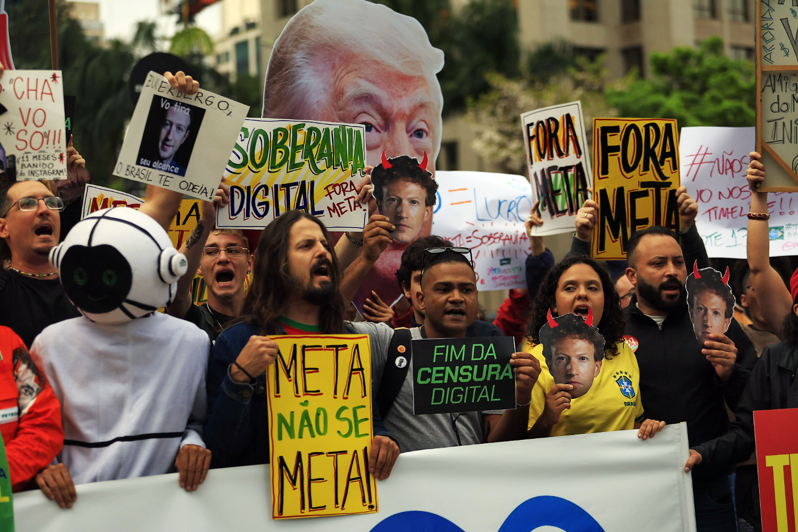 Protesto em frente à sede da Meta em São Paulo critica suposta interferência da big tech na eleição brasileira.