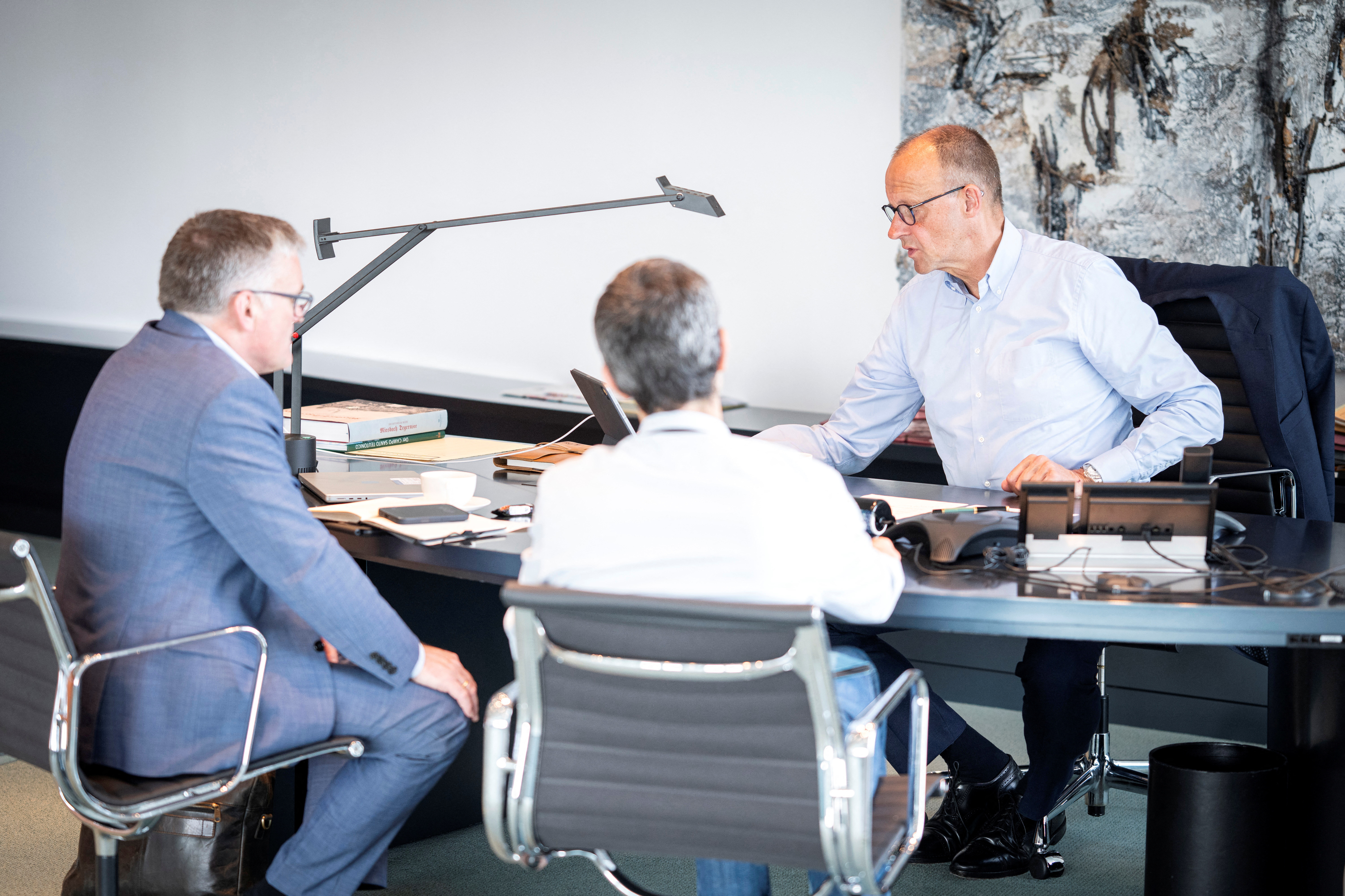Chancellor Merz, his foreign advisor Sautter and government spokesman Kornelius during a telephone conversation between the E3