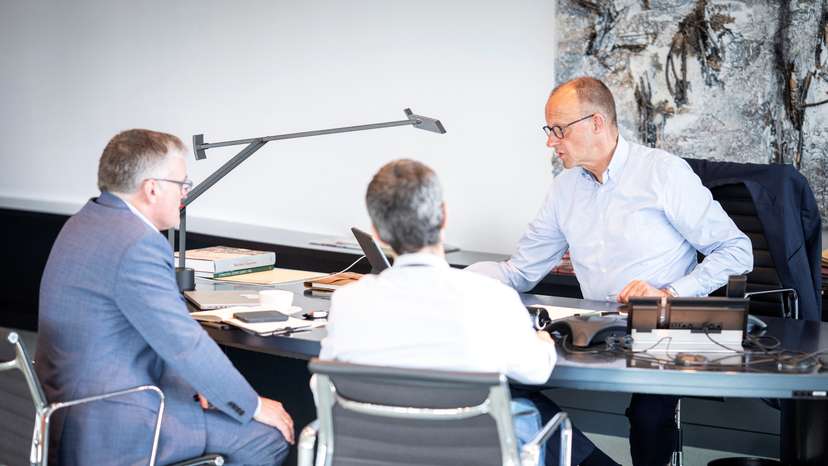 Chancellor Merz, his foreign advisor Sautter and government spokesman Kornelius during a telephone conversation between the E3