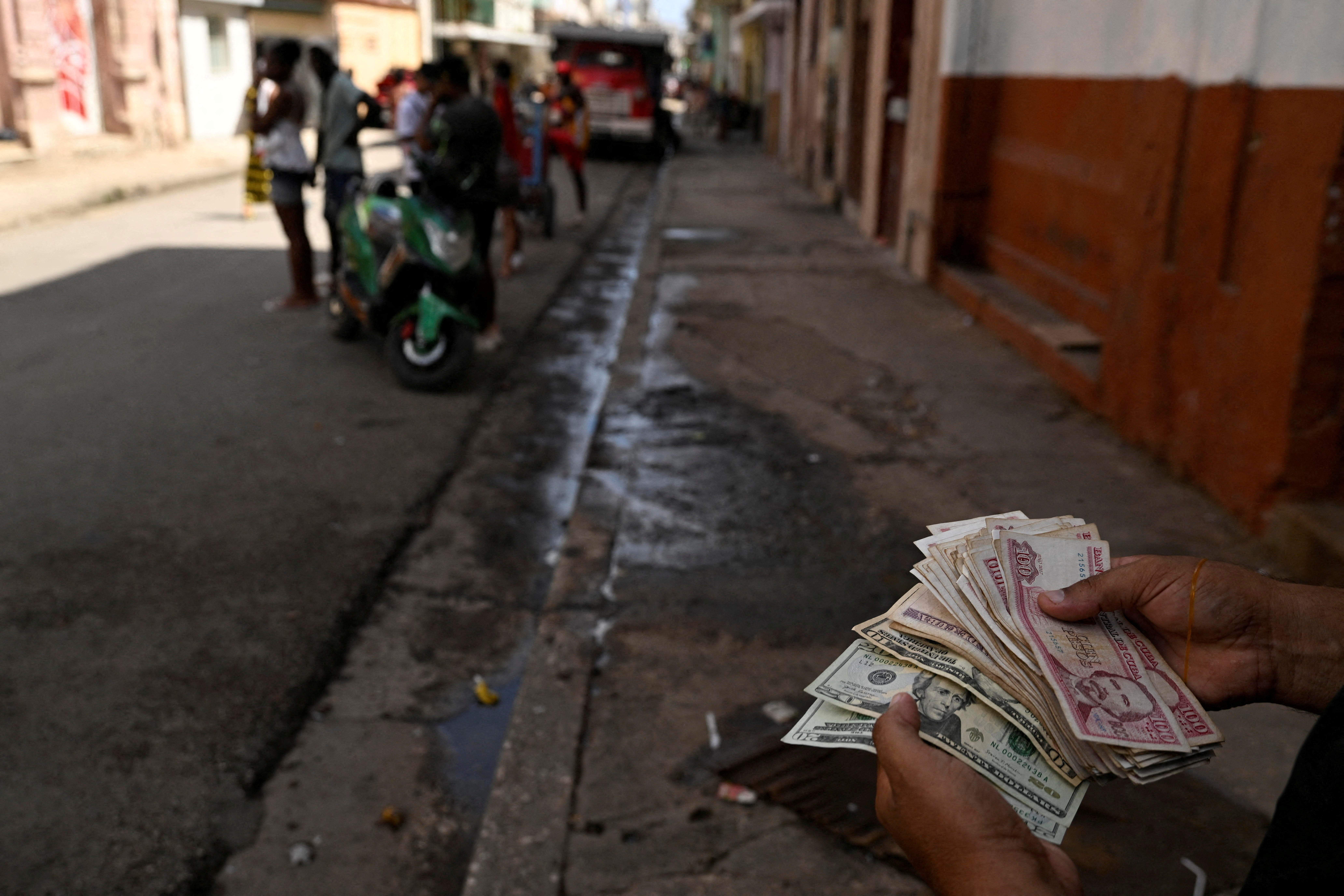 FILE PHOTO: Cuban currency hits record low as dollarization gains ground