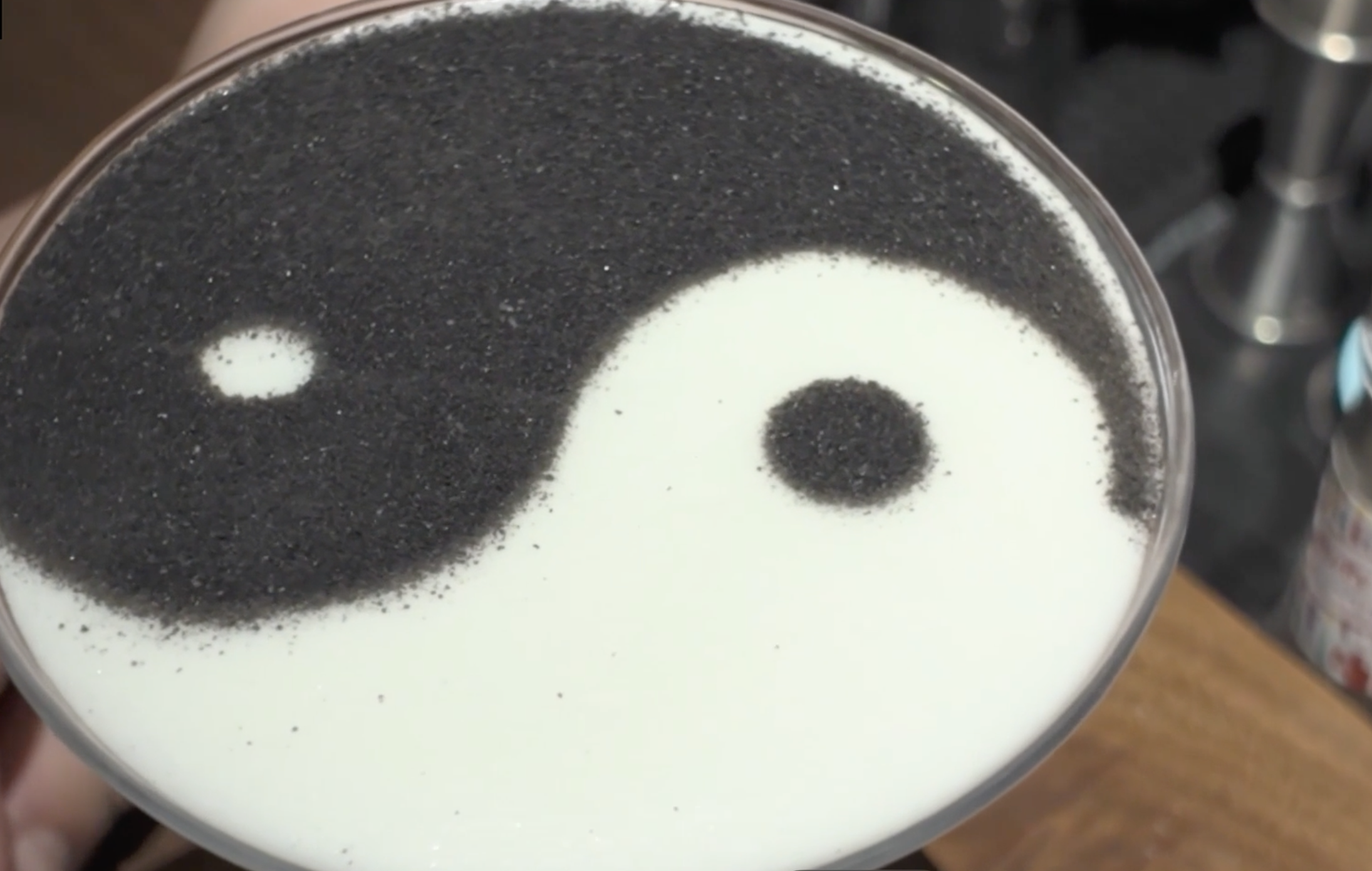 Shanghai bar shakes up traditional Chinese medicine with modern mixology