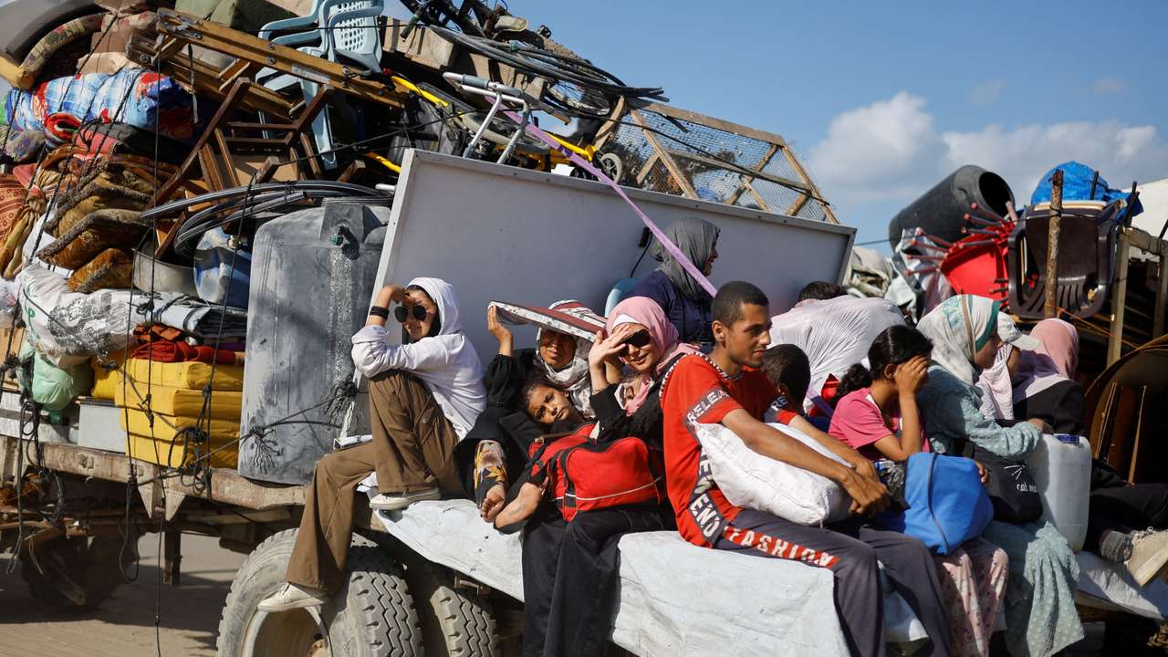 Displaced Palestinians move southward after Israeli forces ordered residents of Gaza City to evacuate to the south