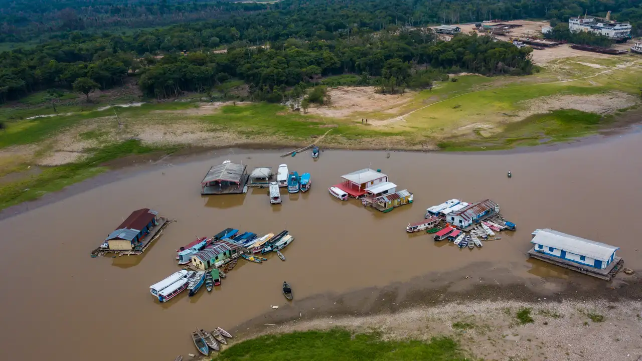 Barcos encalhados na Ponta da Piraiba, na maior seca em 121 anos que Manaus sofreu.