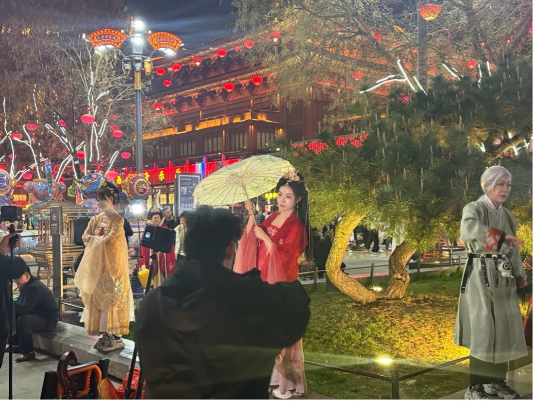 Actors in period clothing pose for photos in Xi'an