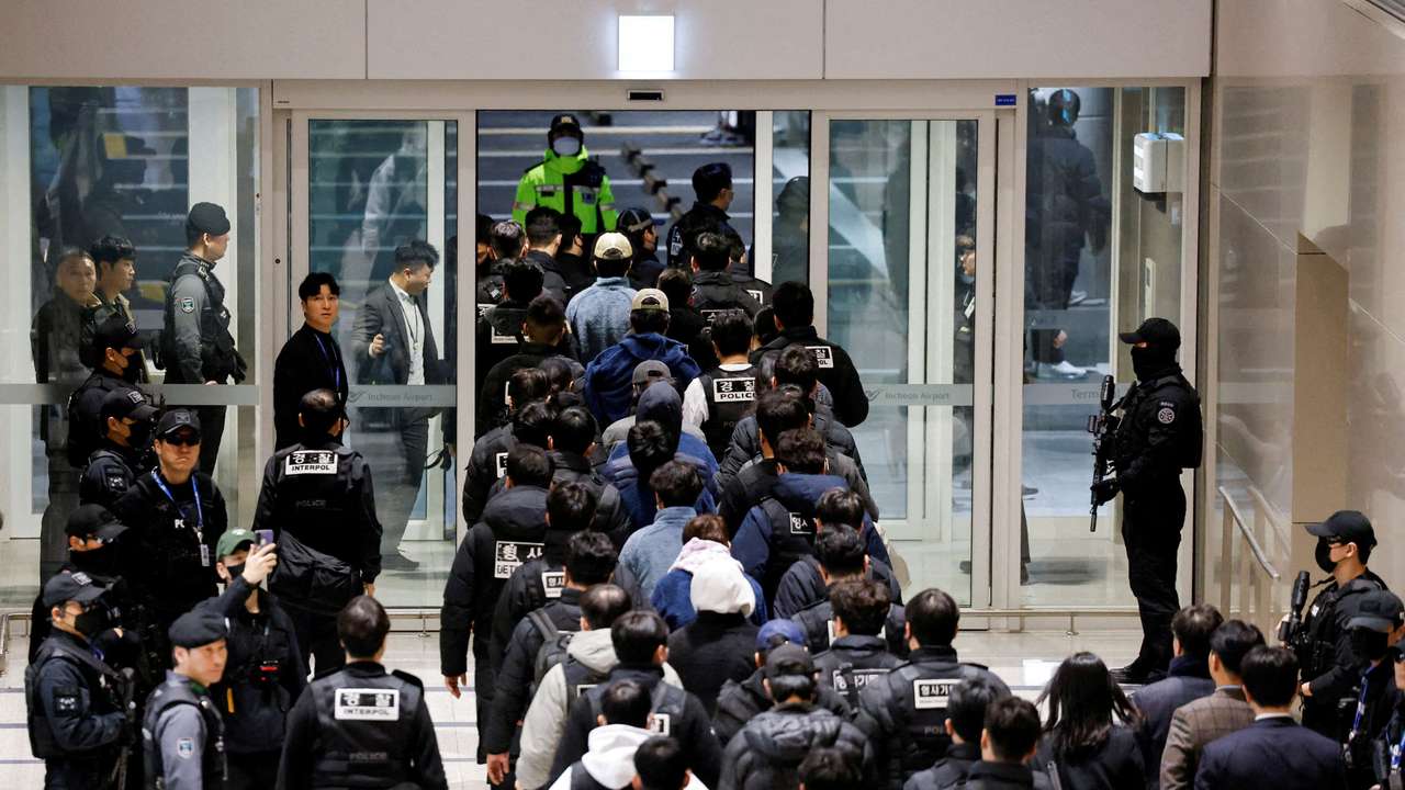 Korean scam suspects forcibly return home from Cambodia