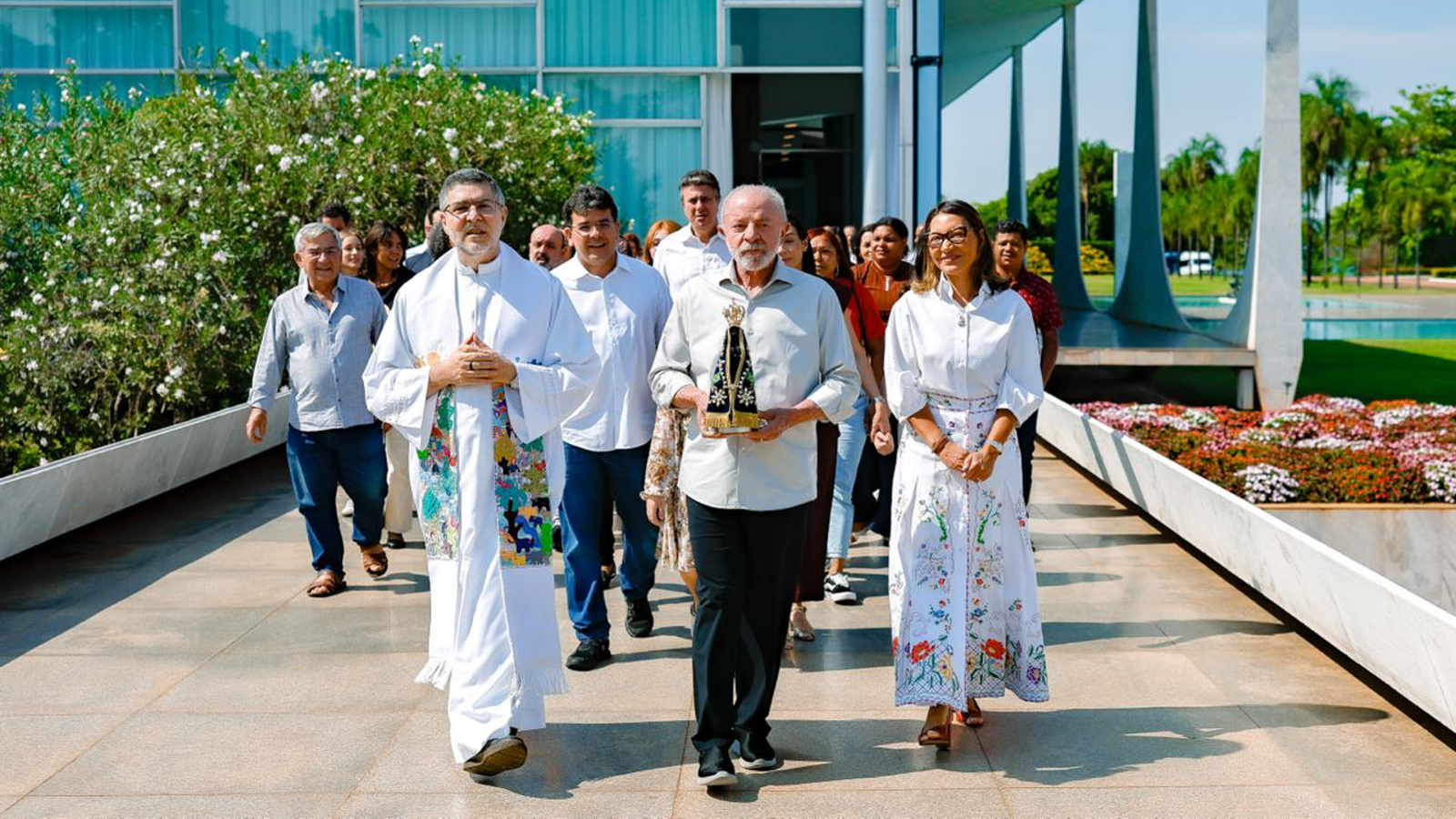 Lula, com uma imagem de Nossa Senhora Aparecida, participou de missa realizada na capela do Palácio do Alvorada. 