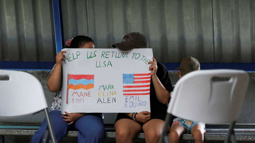 FILE PHOTO: Uncertainty engulfs migrants at Costa Rica migrant center