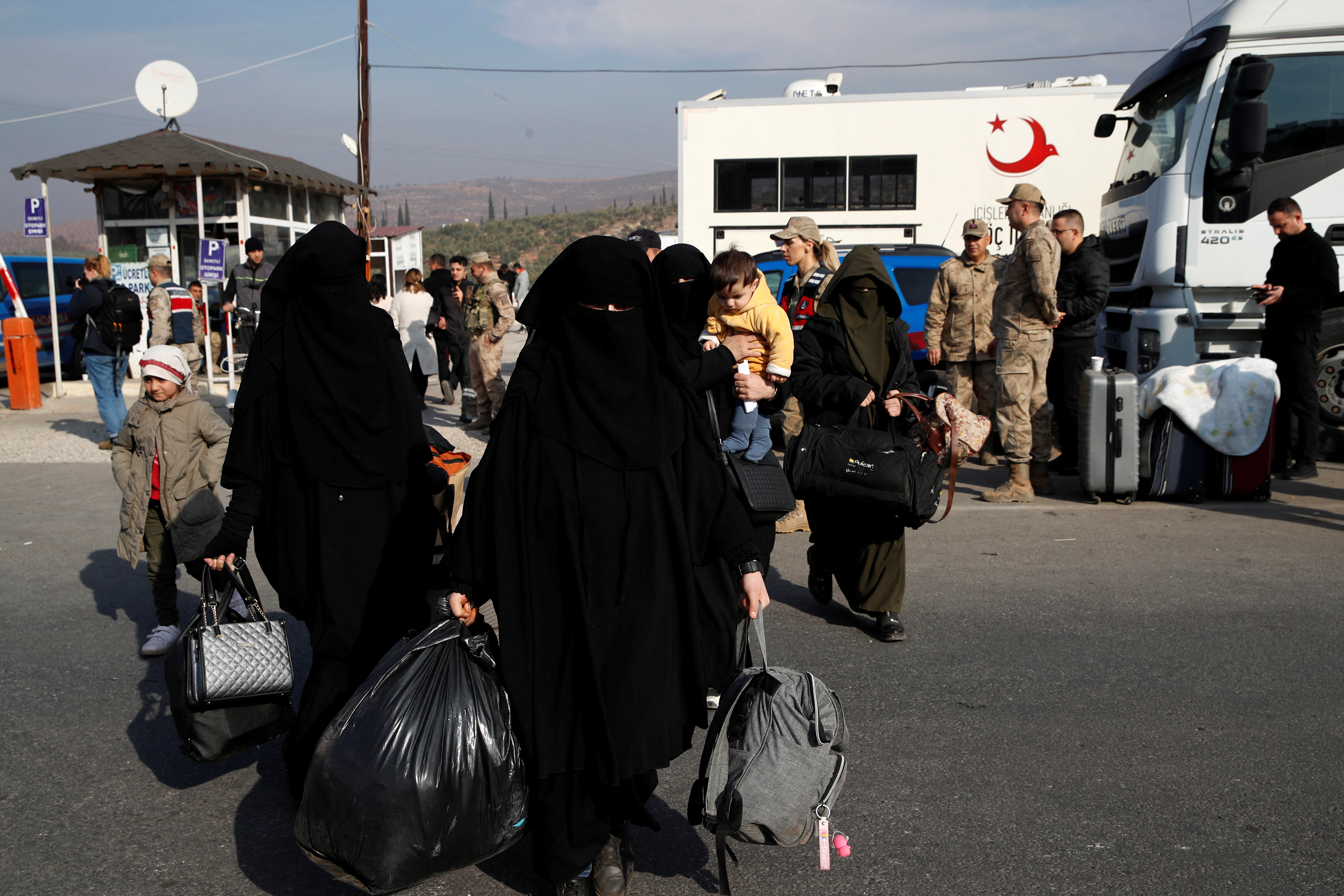 Syrian migrants arrive at Turkey's Cilvegozu border gate to cross into Syria