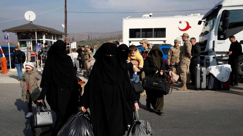 Syrian migrants arrive at Turkey's Cilvegozu border gate to cross into Syria
