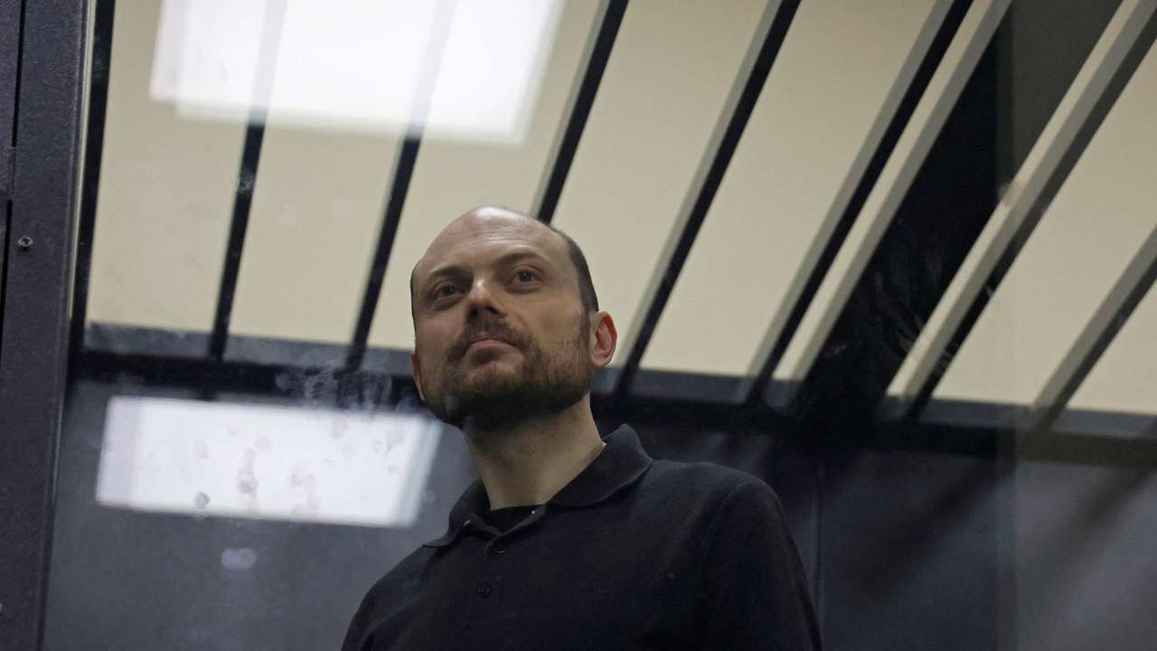 Russian opposition figure Vladimir Kara-Murza attends a court hearing in Moscow