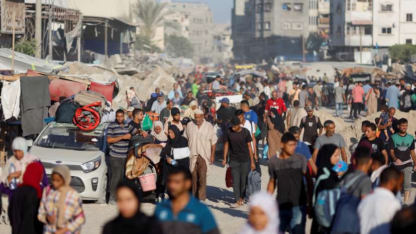Displaced Palestinians flee the eastern part of Khan Younis following an Israeli army evacuation order, in Khan Younis
