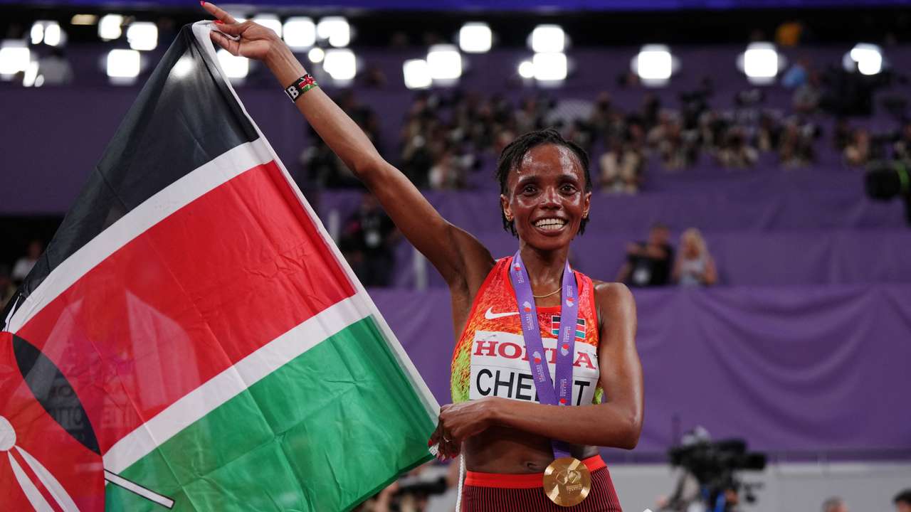 World Athletics Championships Tokyo 2025 - Women's 10,000m Final - Japan National Stadium, Tokyo, Japan - September 13, 2025 Kenya's Beatrice Chebet celebrates with her medal and national flag after winning gold in the final REUTERS/Aleksandra Szmigiel