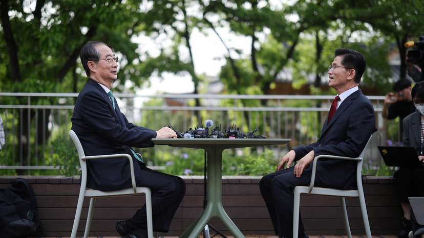South Korean presidential candidate Kim Moon-soo meets with former Prime Minister Han Duck-soo in Seoul