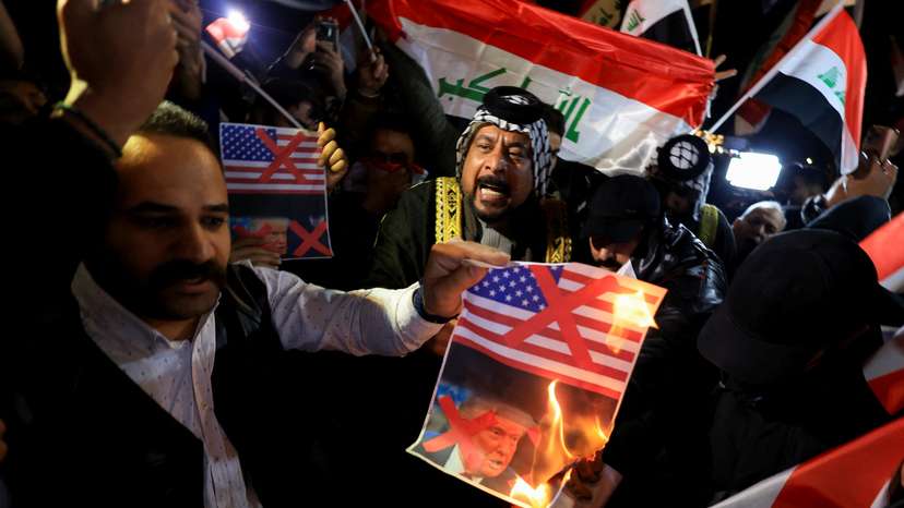 Iraqi protesters burn Trump images