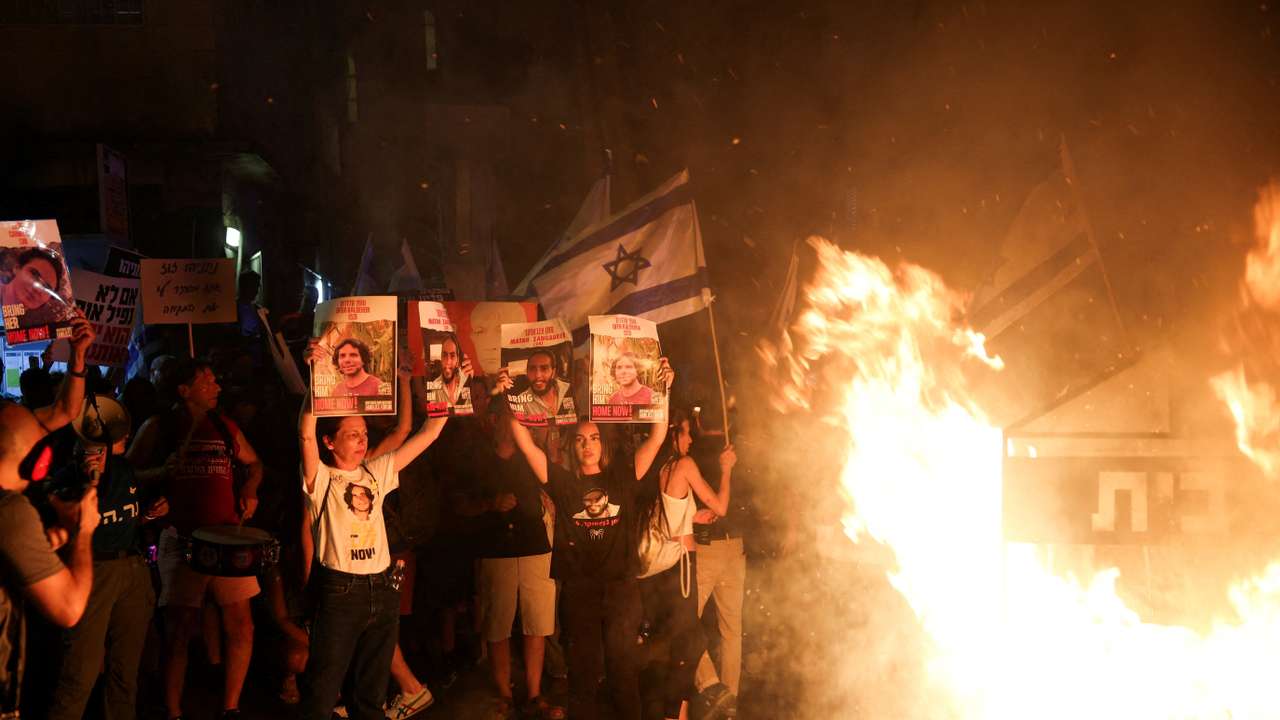 People protest on a day of strike and resistance, outside Israeli PM Netanyahu's residence in Jerusalem