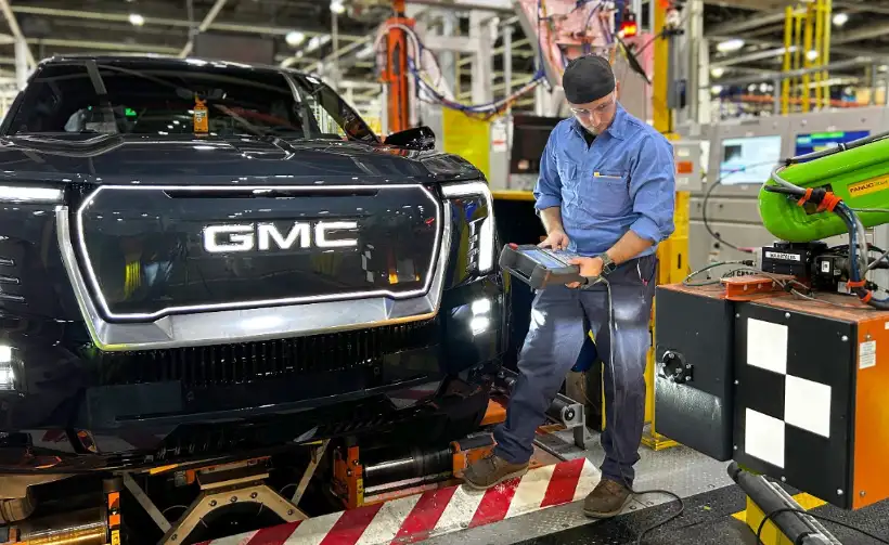 Trabalhador opera em linha de produção da General Motors